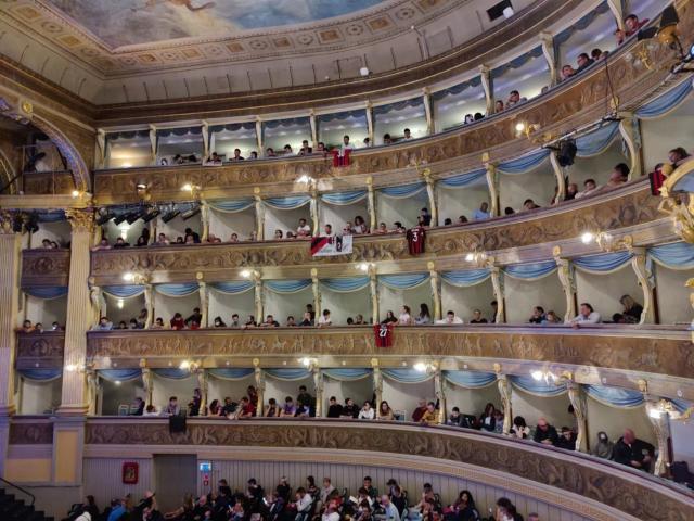 在线娱乐-马尔蒂尼的四幕剧：父子、战友、对手、故人