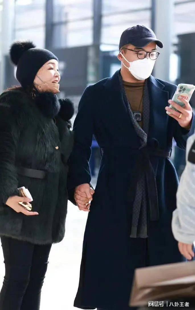 百家乐-张兰玩母子恋不挑食!新男友看起来比汪小菲小很多,她是真下得去手